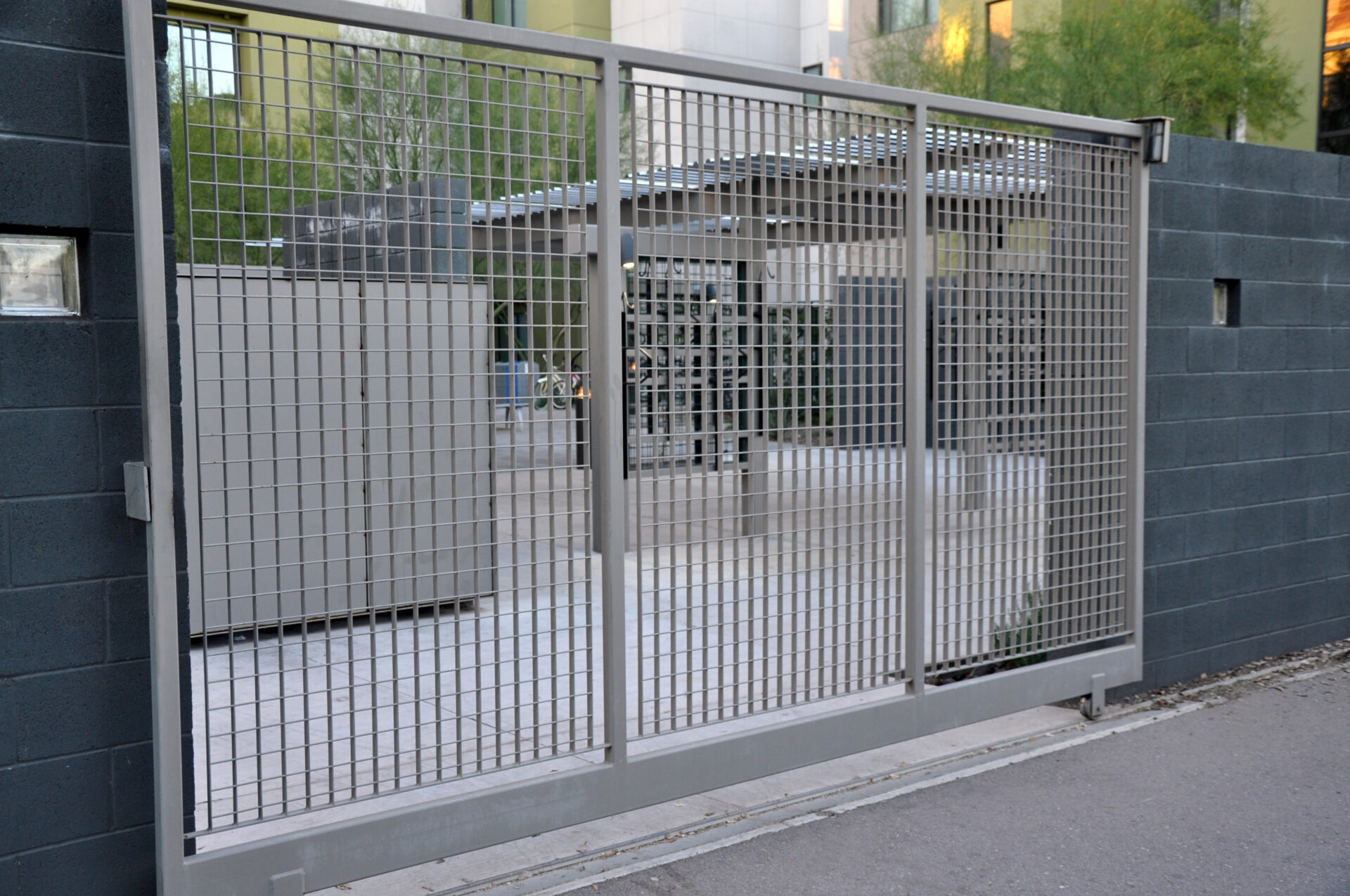 Vehicle gate using Opus20 by Coda Architetural